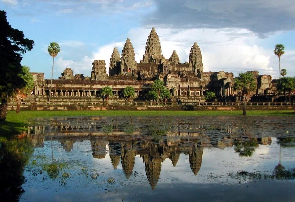 Села на воді та величні давні храми Камбоджі приваблюють туристів