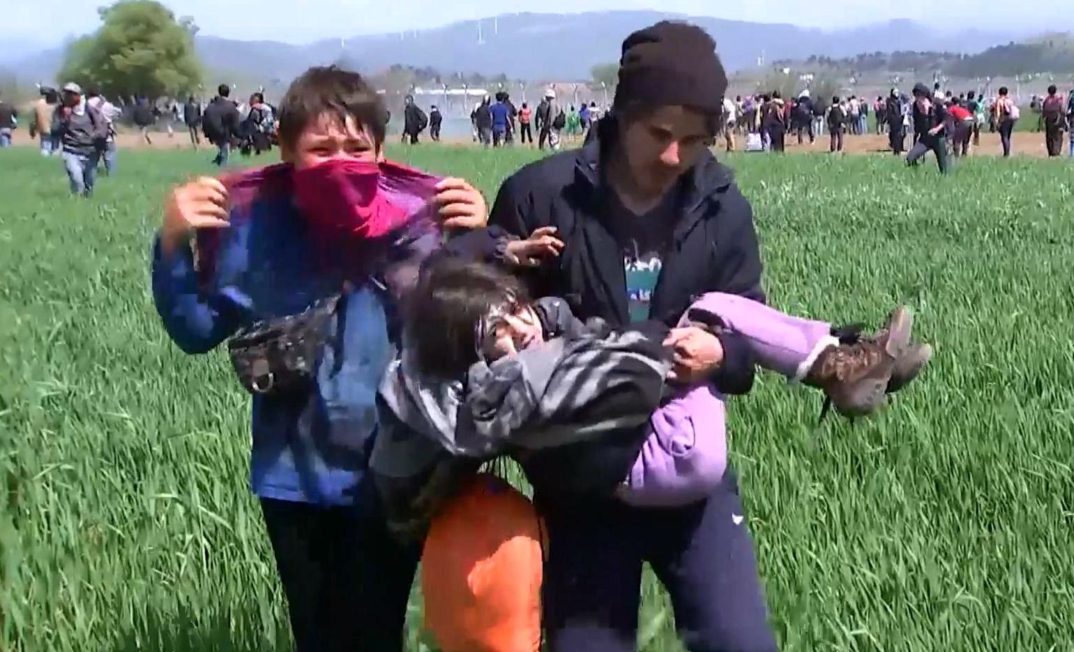 Поліція Македонії застосувала силу проти мігрантів: постраждали діти Поліція Македонії застосувала силу проти мігрантів: постраждали діти