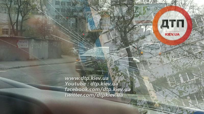 Поліцейський постраждав у п’яній аварії в Києві Поліцейський постраждав у п’яній аварії в Києві