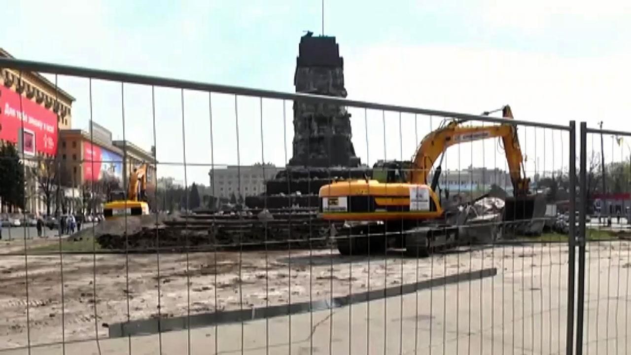 Демонтаж постаменту вождя у Харкові: активісти обурені вартістю робіт
Демонтаж постаменту вождя у Харкові: активісти обурені вартістю робіт