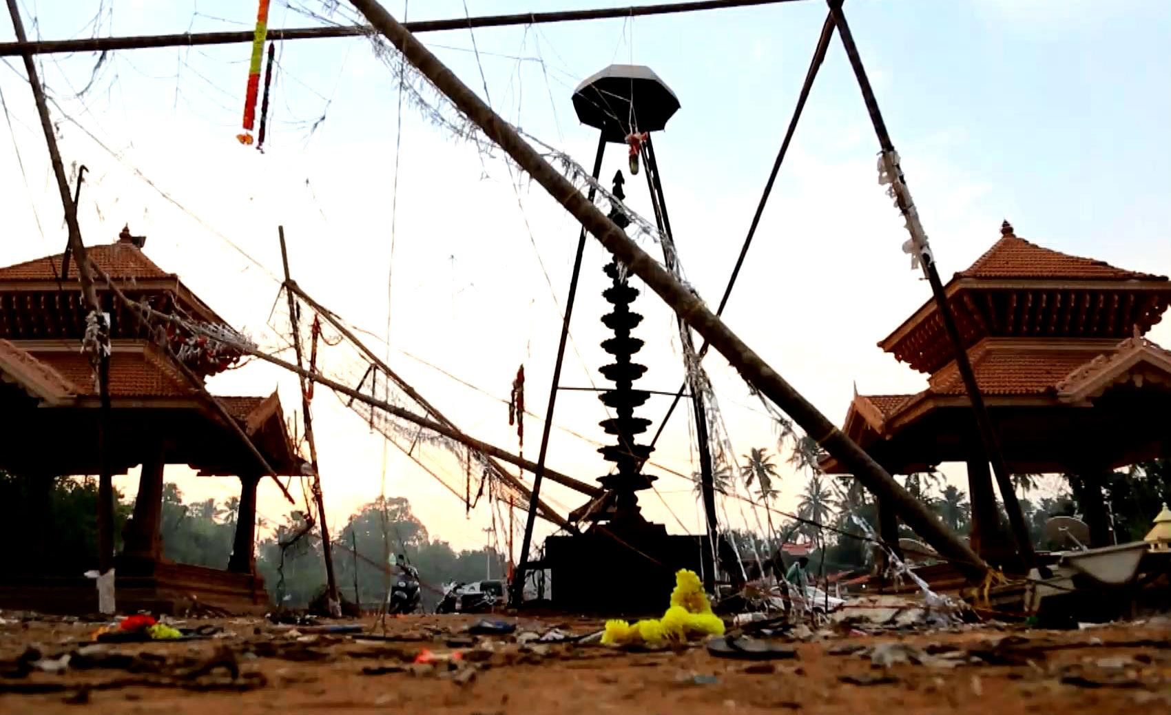 Підозрюваних у страшній пожежі у храмі Індії вже затримали Підозрюваних у страшній пожежі у храмі Індії вже затримали