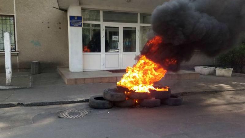 Лопнуло терпение. В Житомире бойцы АТО зажгли шины Лопнуло терпение. В Житомире бойцы АТО зажгли шины