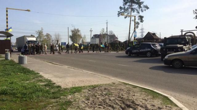 Бійці АТО вийшли на протест – перекрили трасу під Києвом Бійці АТО вийшли на протест – перекрили трасу під Києвом