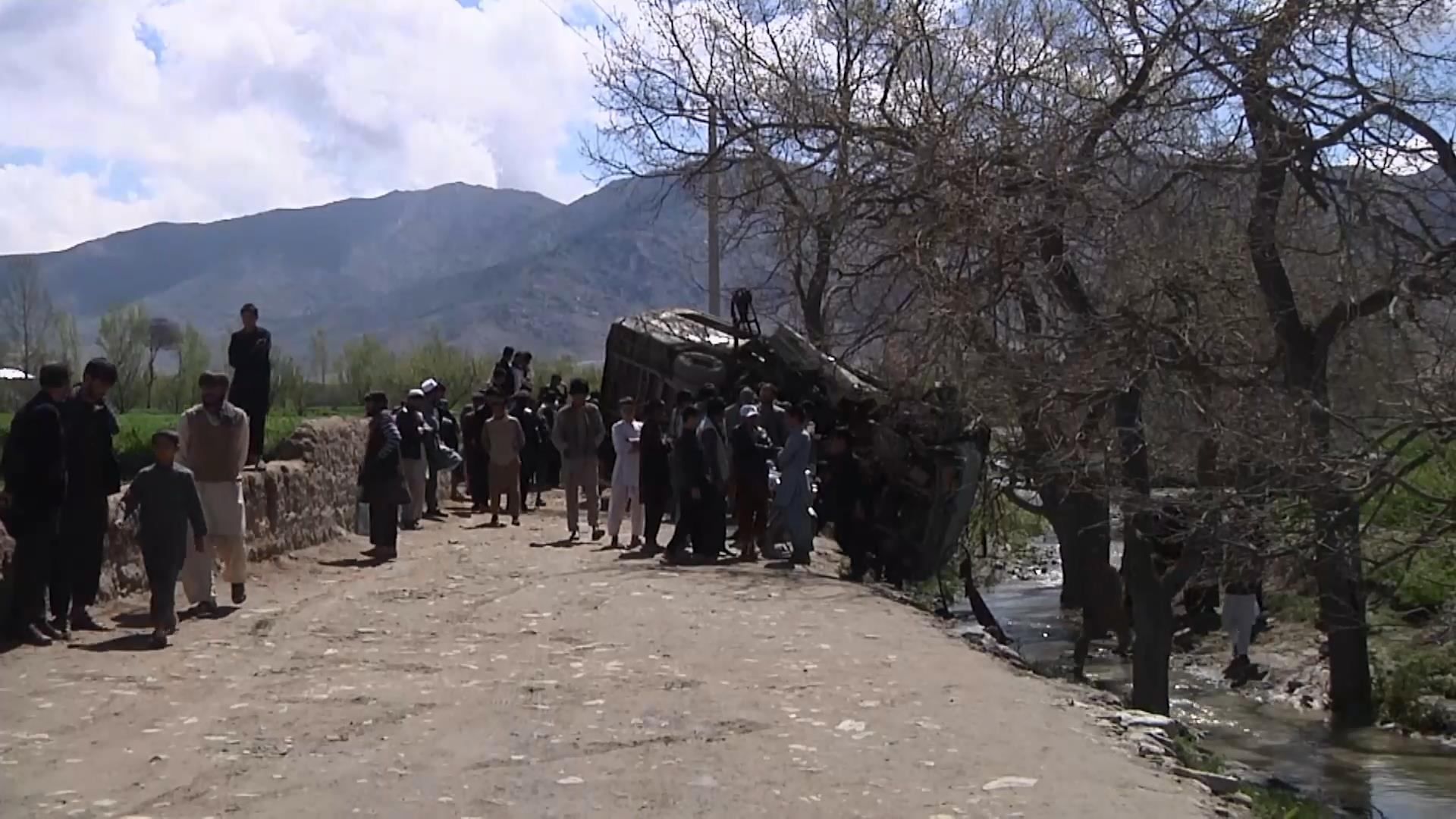 Автобус з урядовцями вибухнув в Афганістані, є жертви Автобус з урядовцями вибухнув в Афганістані, є жертви