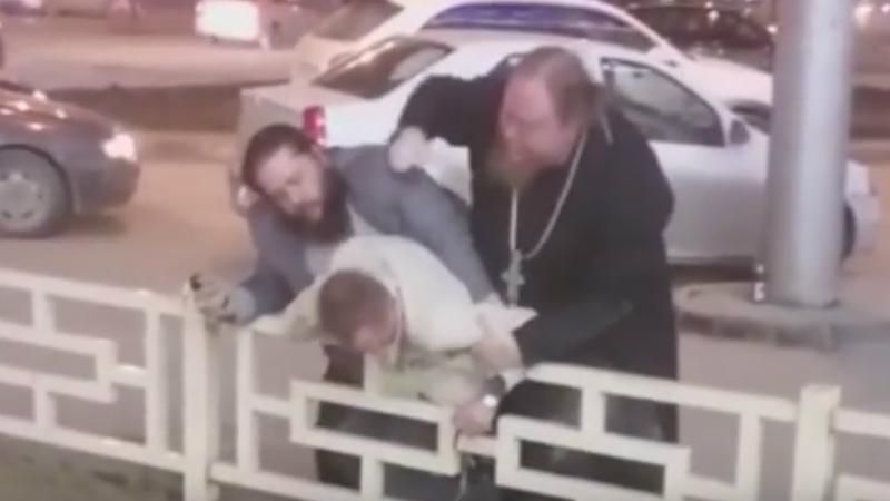 Духовні скрепи: у Росії священик жорстоко побив чоловіка Духовні скрепи: у Росії священик жорстоко побив чоловіка