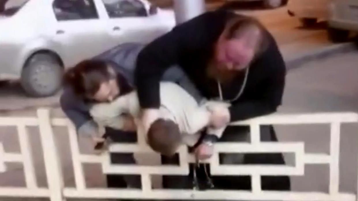 Я тобі окуляри, с*ка, поламаю, — подробиці скандалу зі священиком у Росії Я тобі окуляри, с*ка, поламаю, — подробиці скандалу зі священиком у Росії