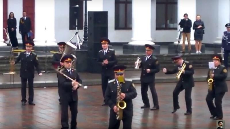 Оркестр Нацгвардії зіграв пісню "Лабутени" Оркестр Нацгвардії зіграв пісню "Лабутени"