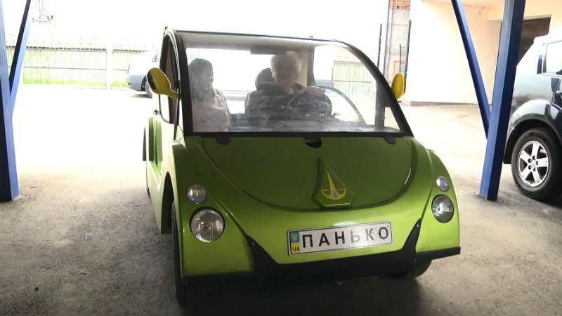 Київський пенсіонер власноруч створює електромобілі, які вже засвітилися в кіно