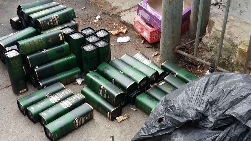 На мусорнике под ГПУ нашли склад бутылок из-под элитного алкоголя На мусорнике под ГПУ нашли склад бутылок из-под элитного алкоголя
