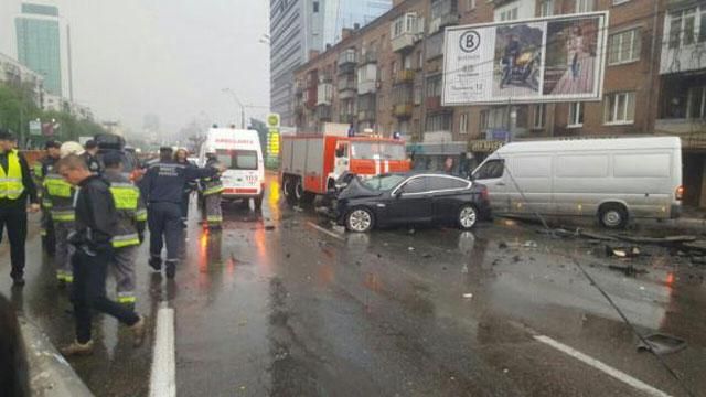 Надзвичайна ДТП у Києві: BMW протаранило тролейбусні опори