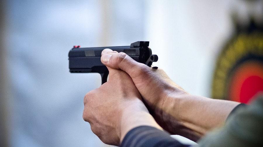 Невідомий чоловік підстрелив таксиста та пограбував дівчат у Києві Невідомий чоловік підстрелив таксиста та пограбував дівчат у Києві