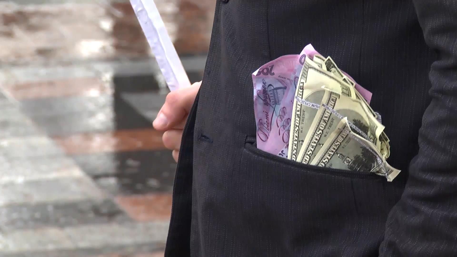 Під Верховною Радою "лопатами" гребли гроші Під Верховною Радою "лопатами" гребли гроші