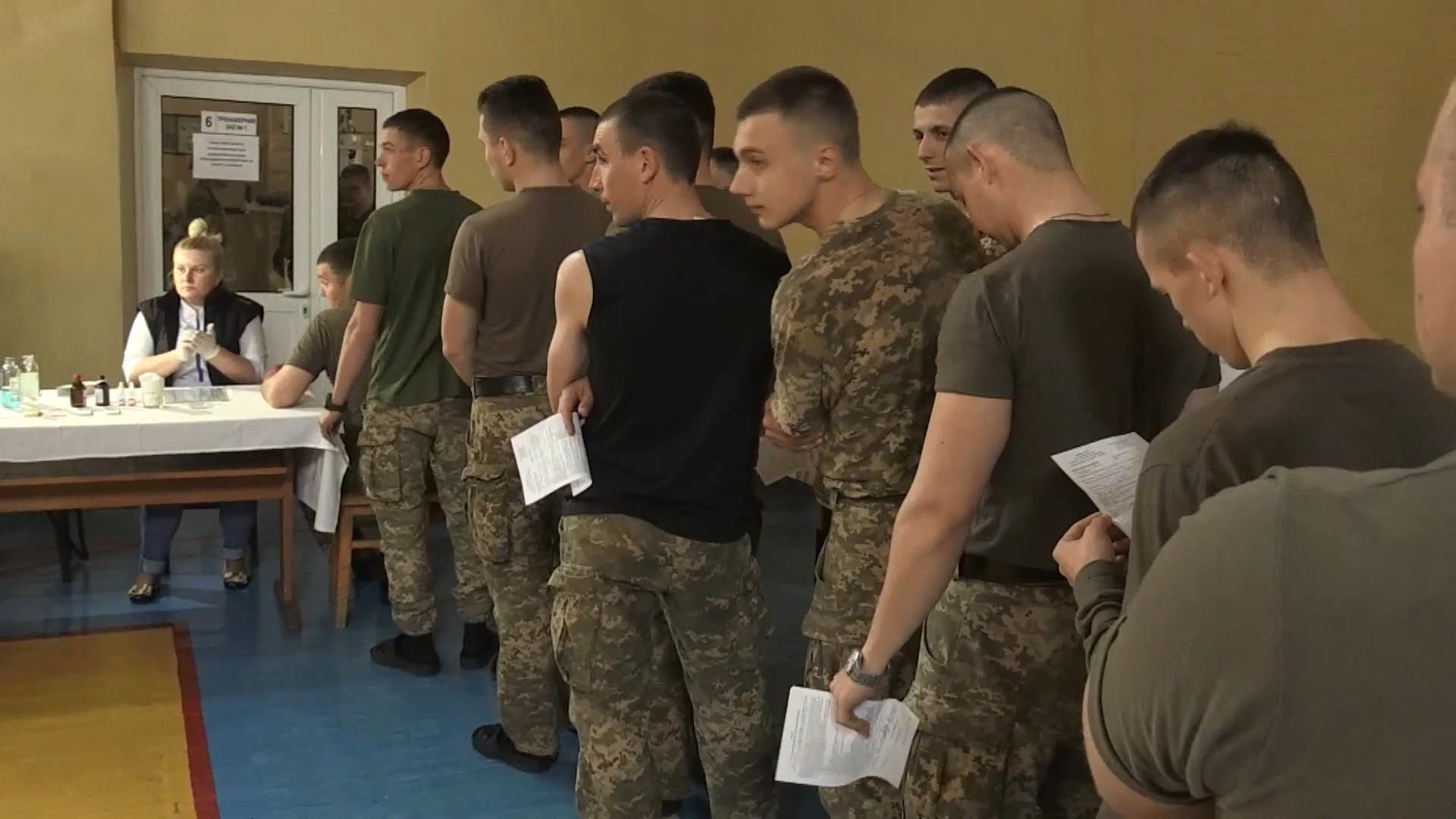 Сотні курсантів здають кров для бійців АТО Сотні курсантів здають кров для бійців АТО