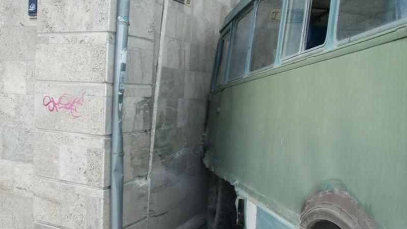 Автобус протаранив будинок в окупованій Феодосії: опубліковані фото Автобус протаранив будинок в окупованій Феодосії: опубліковані фото