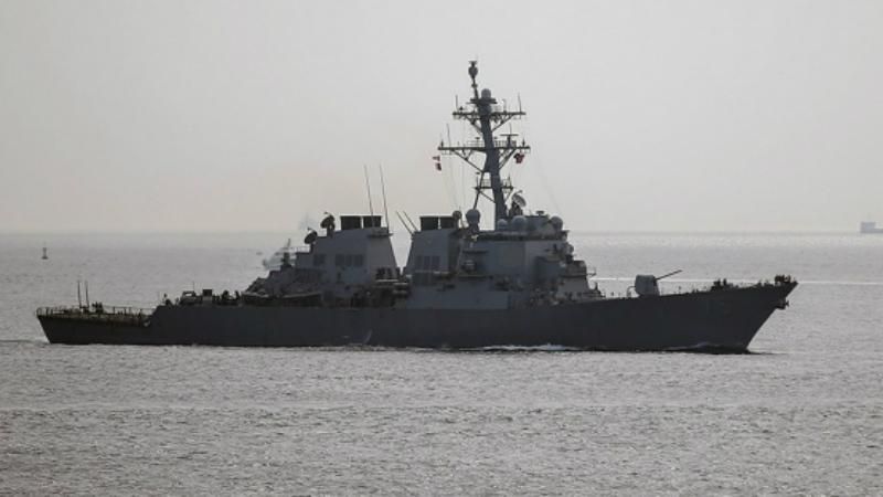 Російські винищувачі імітували атаку на військовий корабель США