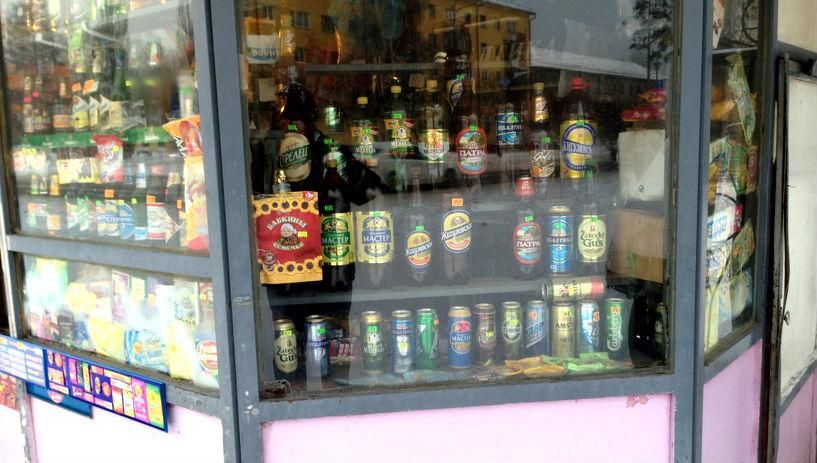 Как в киевских киосках, несмотря на запрет, продолжают продавать алкоголь