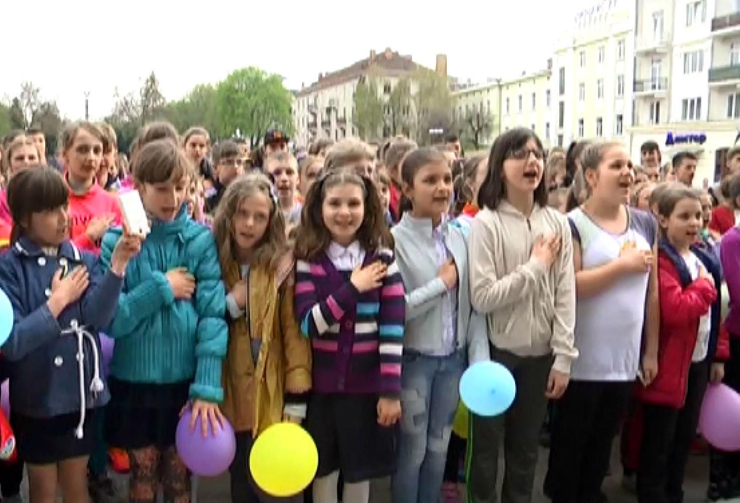 Патриотический флешмоб от школьников: вся Украина поет гимн