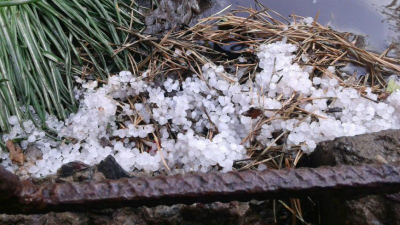 Сильный град засыпал украинские города: появились фото