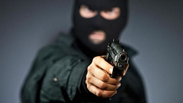 Курьезное ограбление в США: удивленные преступники не смогли ограбить влюбленную пару Курьезное ограбление в США: удивленные преступники не смогли ограбить влюбленную пару