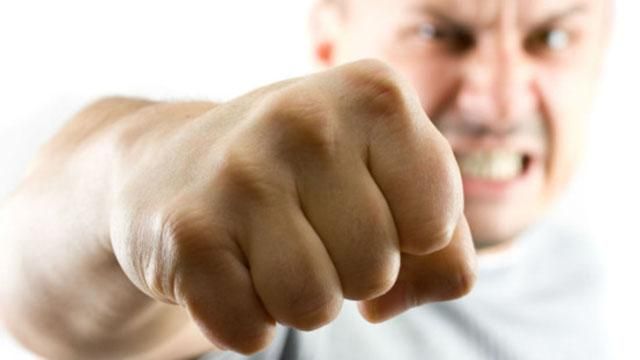 Ображений пішохід феєрично помстився водію у Росії Ображений пішохід феєрично помстився водію у Росії