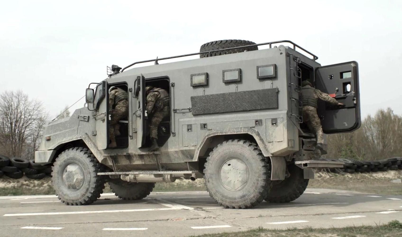 Украинская армия получила современный отечественный броневик