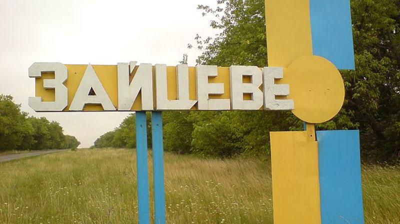 Під Зайцевим — кілометрові черги. Люди готуються ночувати в полі