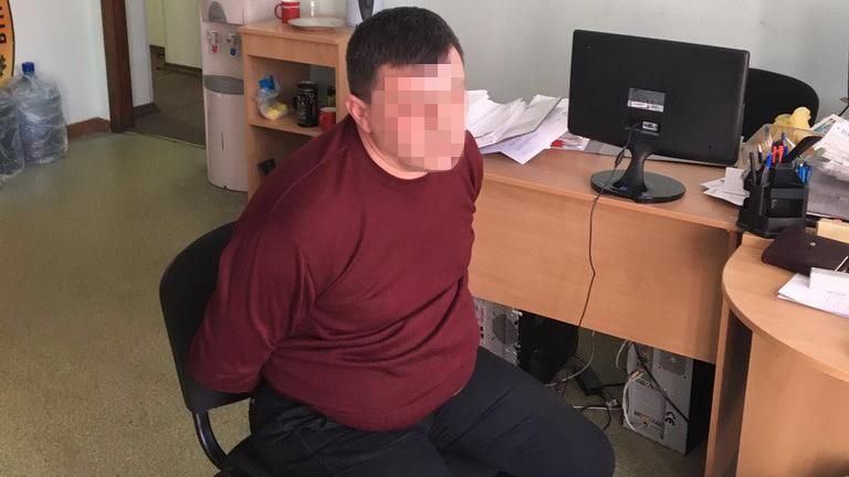 Киевский фискал пытался выбросить взятку в канализацию Киевский фискал пытался выбросить взятку в канализацию