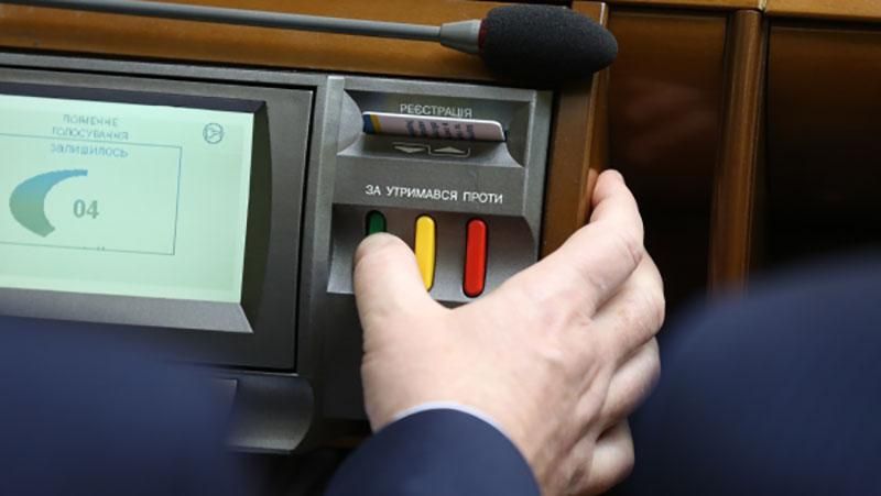 На внеочередных выборах партия Яценюка не прошла бы в Раду: опрос