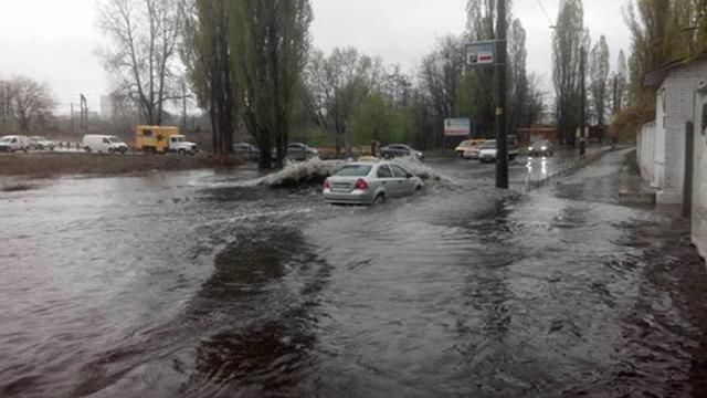 Из-за обильного дождя киевские улицы "ушли под воду"