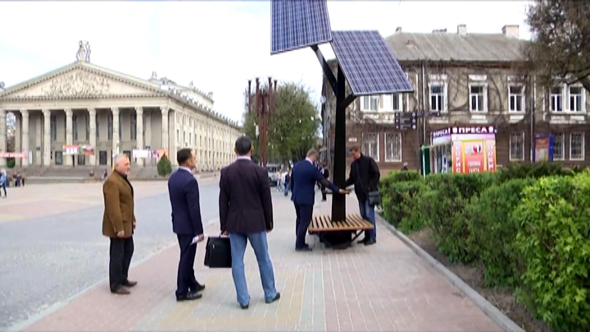 Перше в Україні "сонячне дерево" встановили у Тернополі