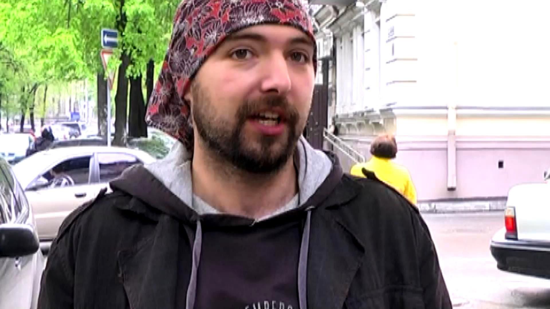 Я не москаль, — росіянин привселюдно порвав свій паспорт Я не москаль, — росіянин привселюдно порвав свій паспорт