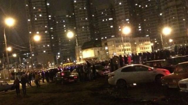 Нічні заворушення у Москві. Поліція розганяла бунтарів водометами Нічні заворушення у Москві. Поліція розганяла бунтарів водометами