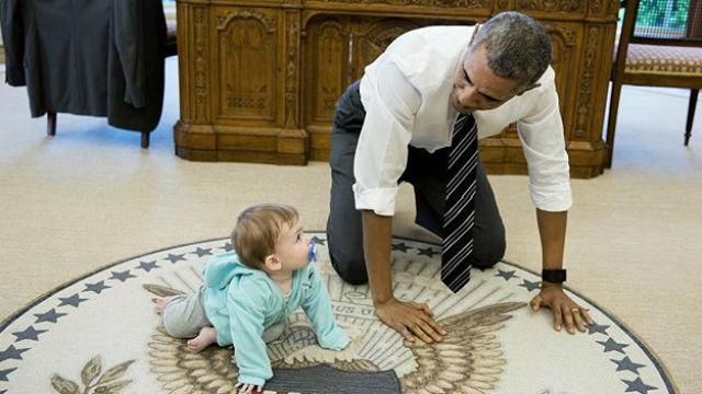 Фото дня. Обама навколішках грається з донечкою Псакі Фото дня. Обама навколішках грається з донечкою Псакі