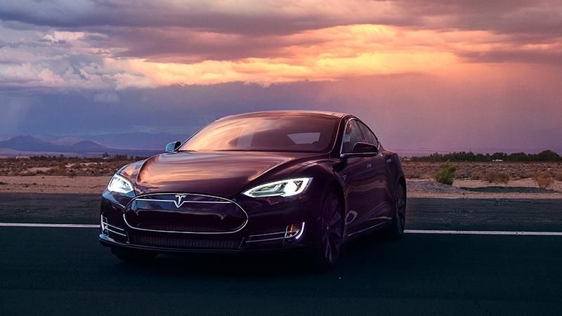 Бурхливі емоції бабусі від автопілоту Tesla підкорюють інтернет