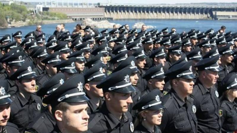 Нова поліція вийшла на вулиці вже 21-го міста України: присягали під гарматні залпи Нова поліція вийшла на вулиці вже 21-го міста України: присягали під гарматні залпи