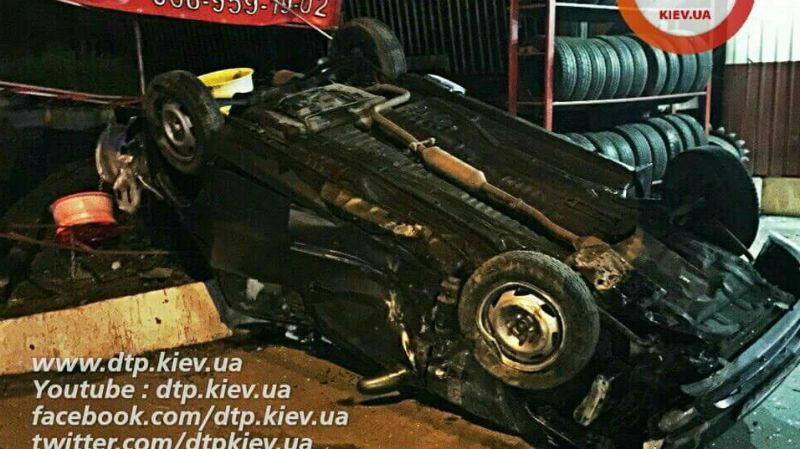 Диво-аварія в Києві. Машина кілька разів врізалась і перекинулась, на водієві – ні подряпини