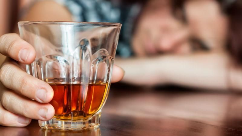 Чому в Криму важко дістати якісний алкоголь та кому вигідно, щоб люди вживали сурогати