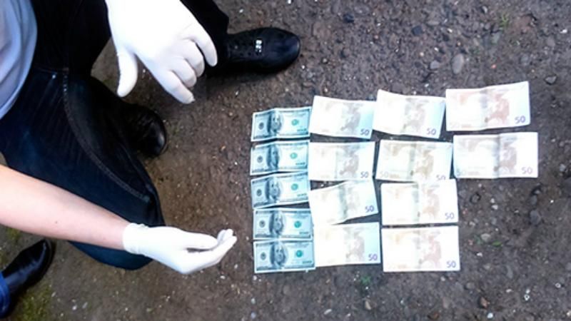 Нечистого на руку поліцейського на гарячому впіймали на Буковині Нечистого на руку поліцейського на гарячому впіймали на Буковині