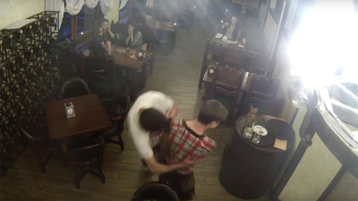 Брат Захарченко устроил пьяную драку в донецком баре Брат Захарченко устроил пьяную драку в донецком баре