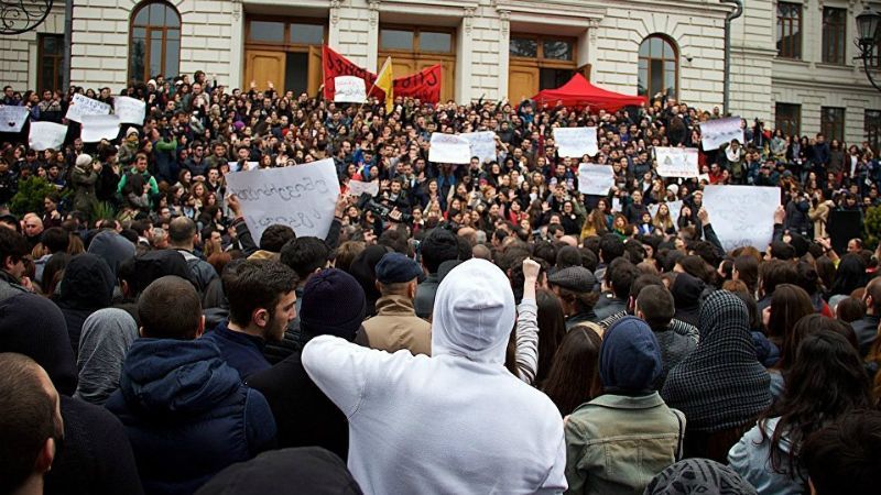 Студенты забаррикадировались в университете: требуют реформы образования Студенты забаррикадировались в университете: требуют реформы образования