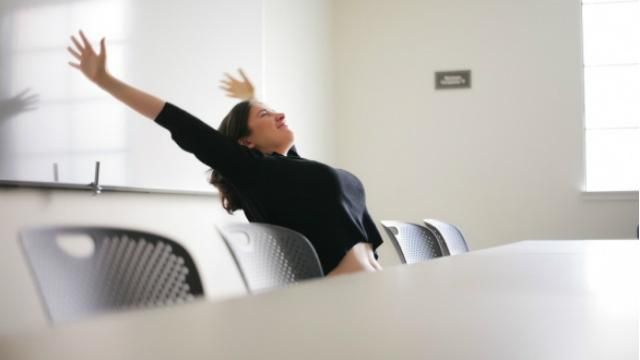 Вправи для офісу, які врятують від болю у спині