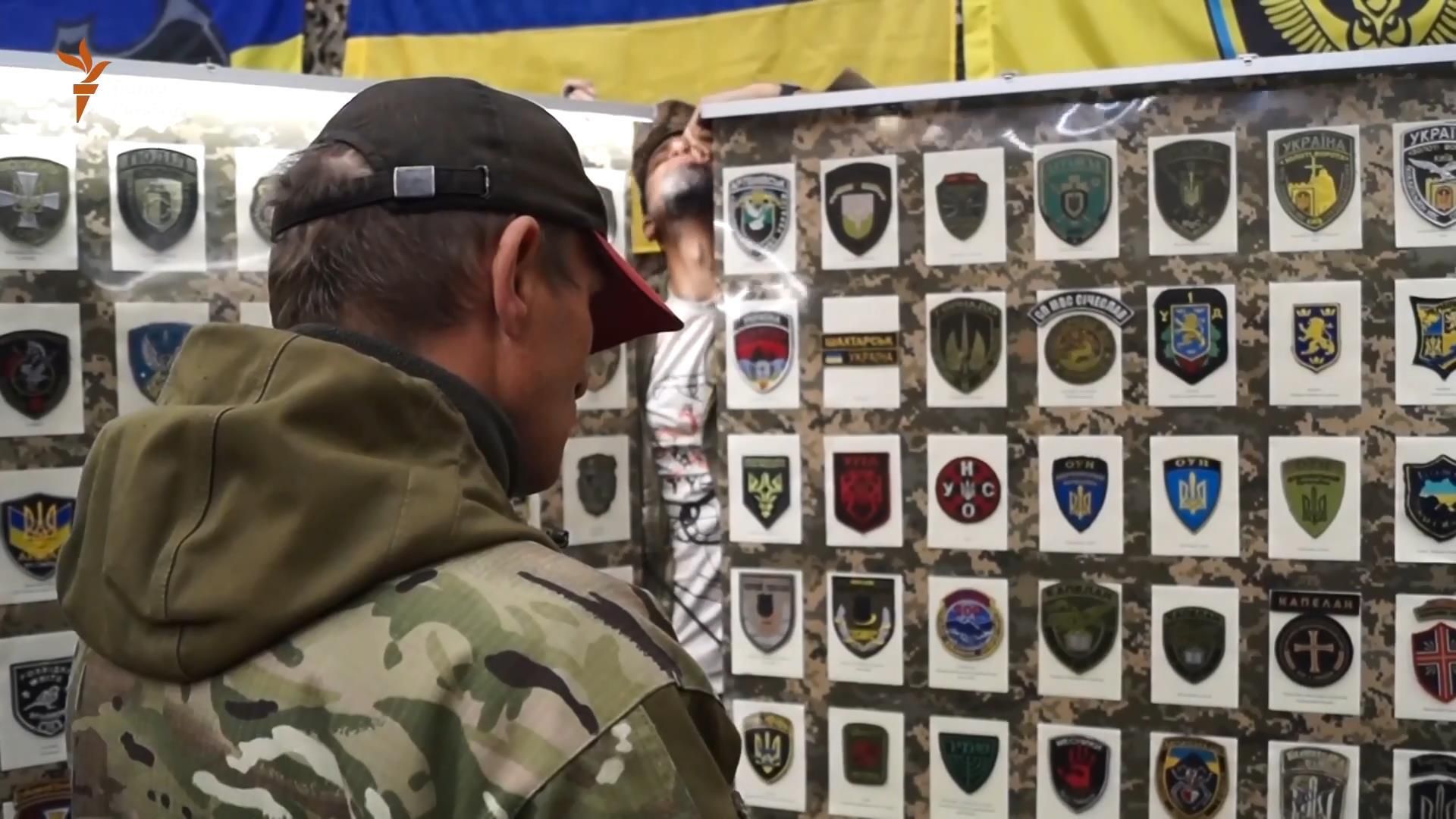 Волонтери зібрали шеврони усіх бригад і добровольчих батальйонів в одному місці Волонтери зібрали шеврони усіх бригад і добровольчих батальйонів в одному місці