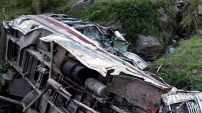 Кривава автокатастрофа в Індії: автобус впав у прірву, 25 людей загинуло