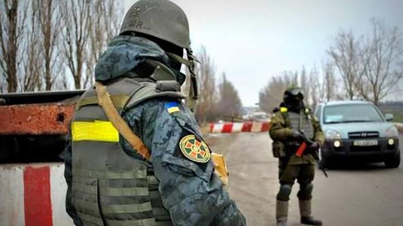 Вночі від обстрілів бойовиків постраждав прикордонник Вночі від обстрілів бойовиків постраждав прикордонник