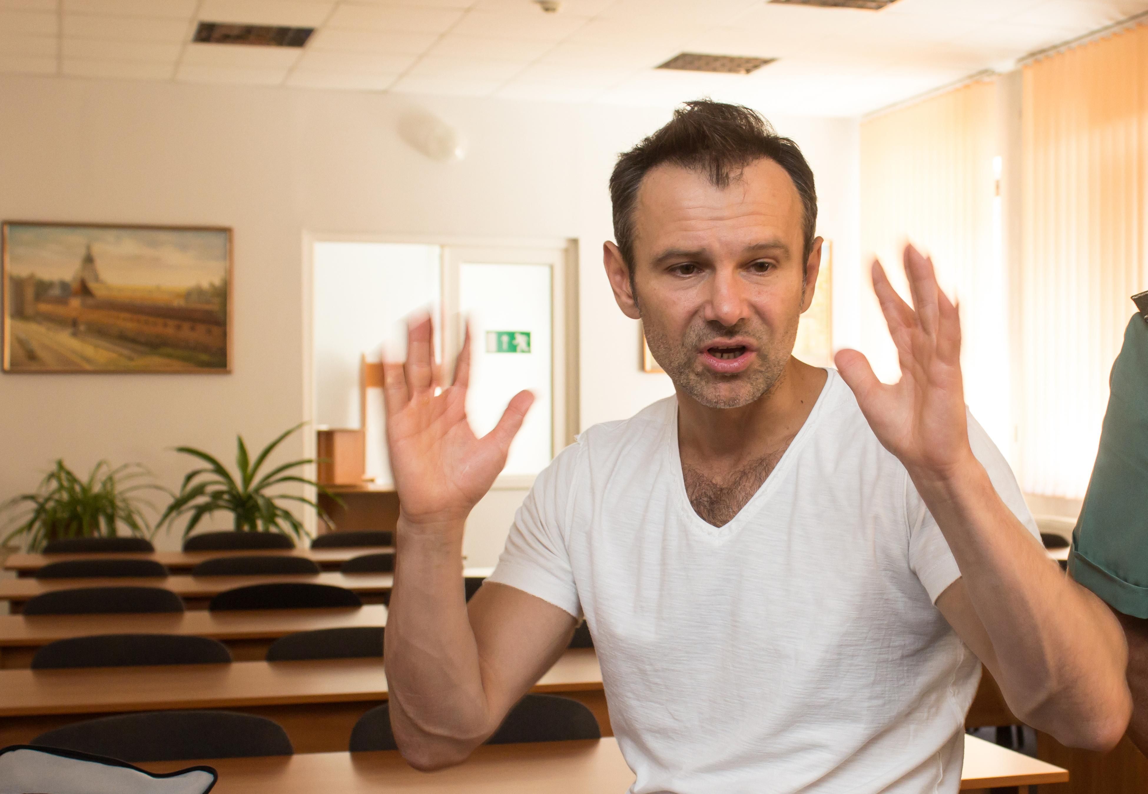 Не стримав емоцій. Вакарчук різко дорікнув Потапу через позицію до української пісні