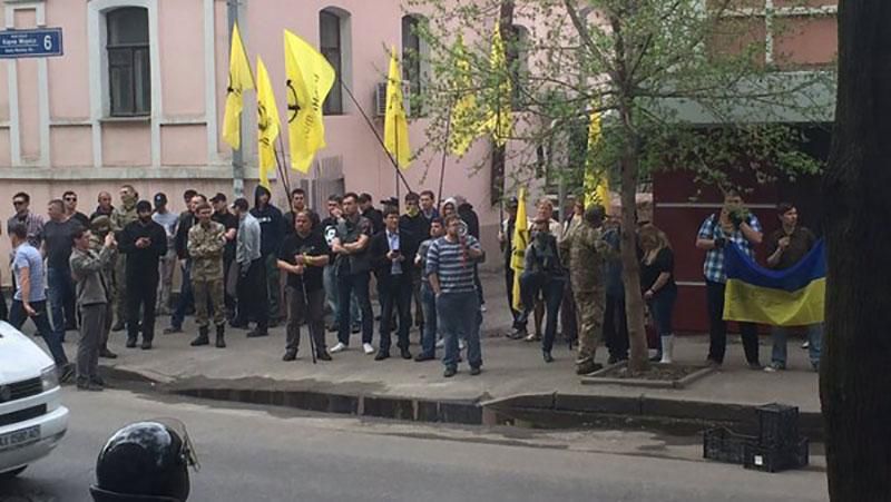 З'їзд Добкіна, Королевської і Вілкула закидали яйцями й камінням З'їзд Добкіна, Королевської і Вілкула закидали яйцями й камінням