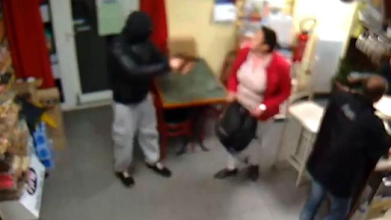 Женщина голыми руками дала отпор вооруженному грабителю во Франции
