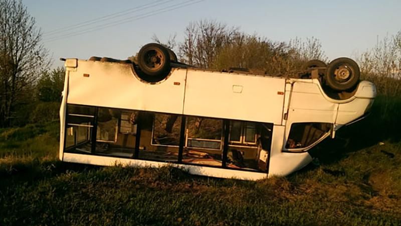 На Полтавщині маршрутка з пасажирами приземлилась на дах: фото аварії
