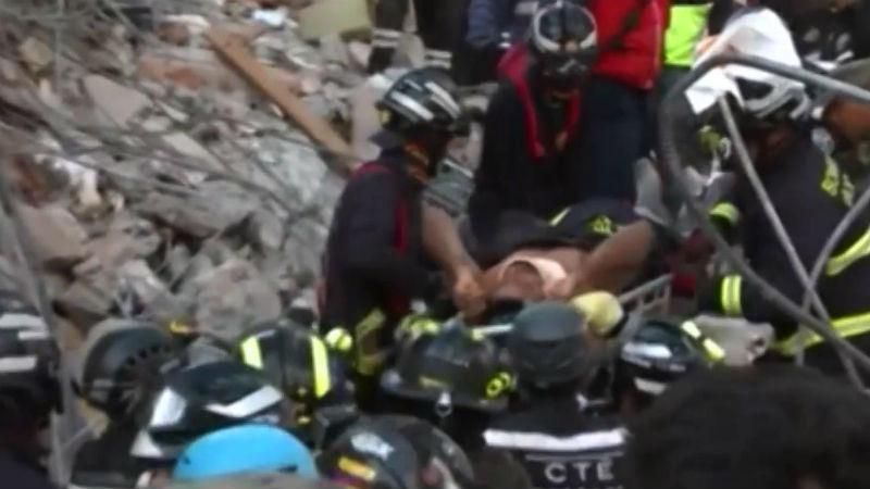 Из под-завалов в Эквадоре удалось достать живых людей: появилось видео спасения