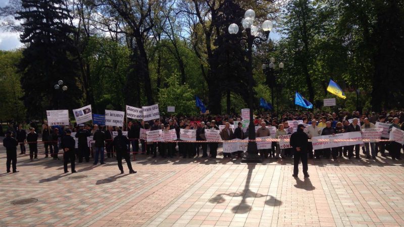 Під Радою зібралося кілька тисяч мітингувальників 